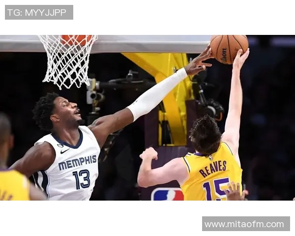 恩比德与里奇-保罗球员通道合影引热议：现场看球巧遇NBA大咖